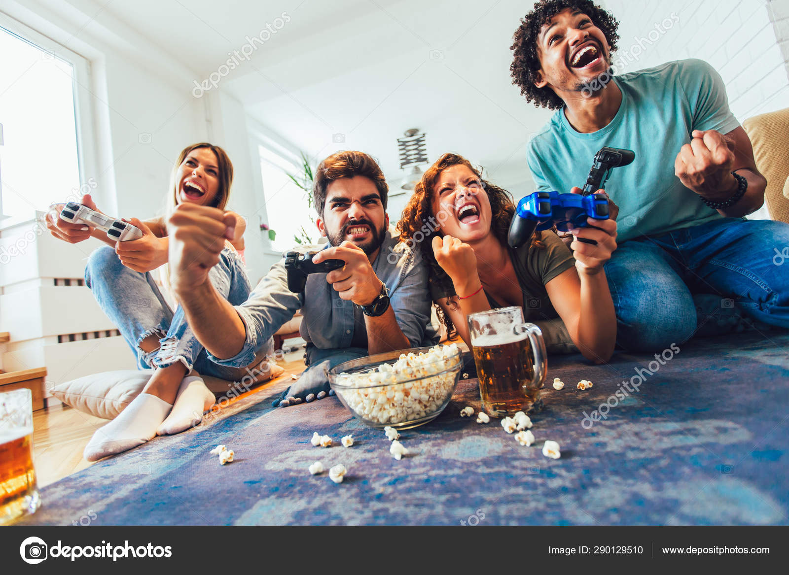 Grupo De Jogos De Vídeo Do Jogo Dos Amigos Junto Em Casa Imagem de