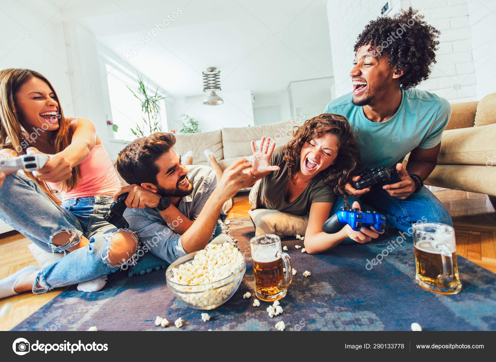 Amigos Que Têm Jogos De Vídeo Divertidos Em Casa. Foto Royalty Free,  Gravuras, Imagens e Banco de fotografias. Image 96389742