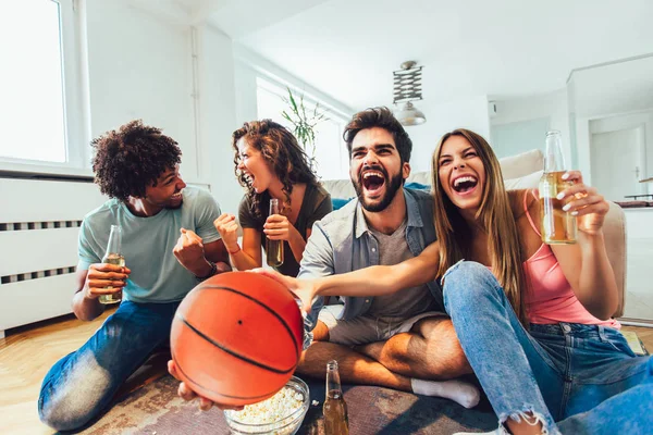 Szczęśliwych przyjaciół lub fanów koszykówki oglądania gry w koszykówkę w telewizji — Zdjęcie stockowe