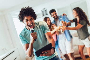 Evde karaoke oynayan arkadaş grubu. Kavram friendsh hakkında