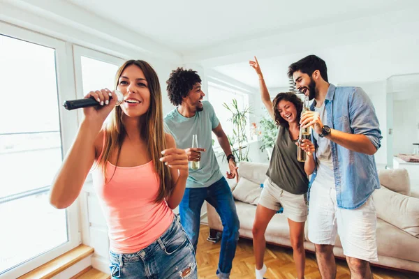 Grupa przyjaciół, grając karaoke w domu. Pojęcie o friendsh — Zdjęcie stockowe