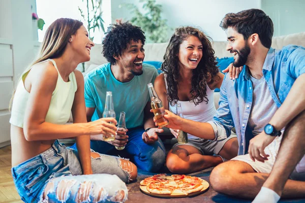 Група молодих друзів їсть піцу. Домашня вечірка . — стокове фото