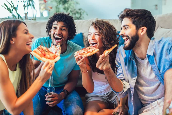 Gruppo di giovani amici che mangiano pizza.Home party. — Foto Stock