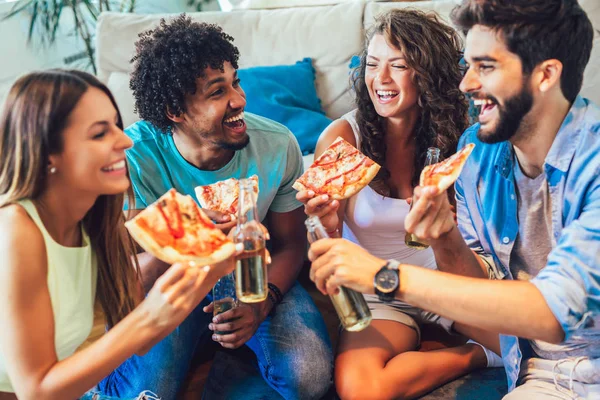 Groep jonge vrienden die pizza eten.. — Stockfoto