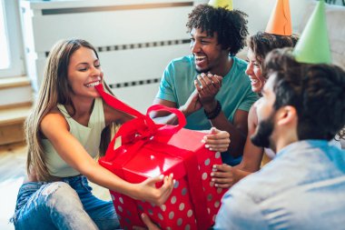 Arkadaşlar doğum günü kutluyor ve evde bir kıza hediye veren p