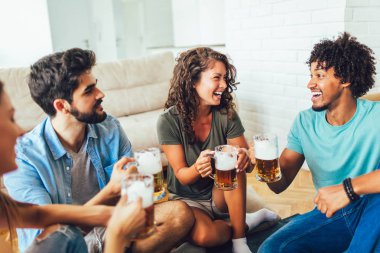 Patlamış mısır yeme ve içme bira bardağı evde, arkadaşlar eğlenmeye