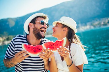 Neşeli çift ellerinde karpuz dilimleri