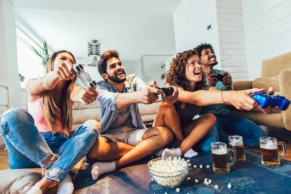 Gruppe von Freunden spielen gemeinsam Videospiele zu Hause und haben Spaß. — Stockfoto