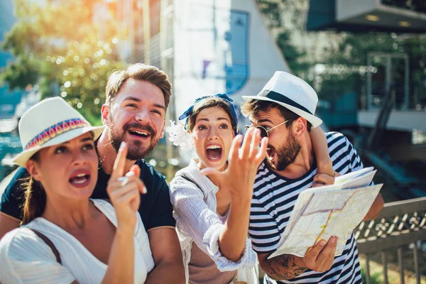 Happy group of tourists traveling and sightseeing together — Stock Photo, Image