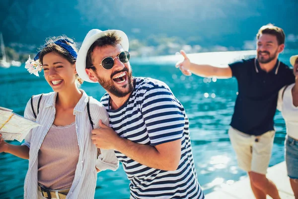 Heureux groupe de touristes voyageant et visitant ensemble près — Photo