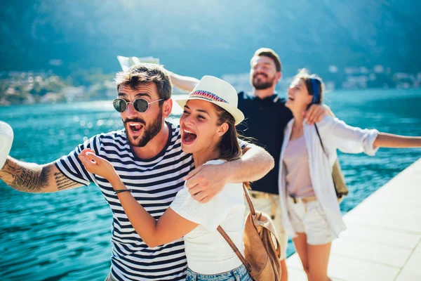 Grupo feliz de turistas que viajam e passeiam juntos perto — Fotografia de Stock