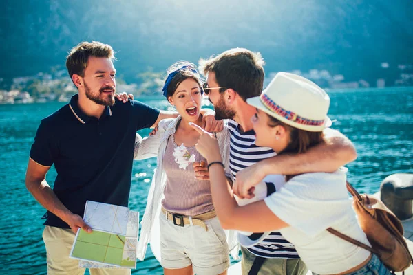 Grupo feliz de turistas que viajam e passeiam juntos perto — Fotografia de Stock