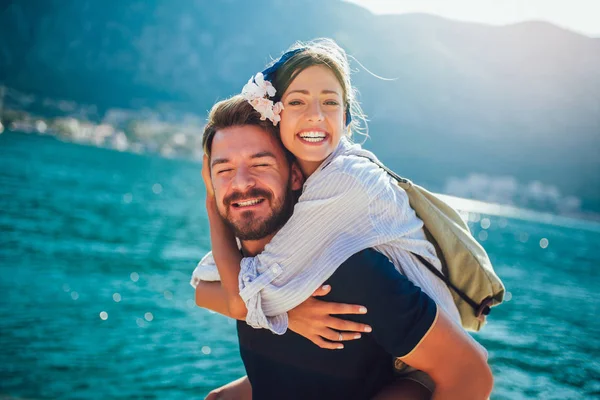 Young beautiful tourist couple enjoying summer holiday on the se — Stock Photo, Image