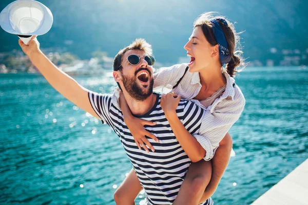 Jovem belo casal turístico desfrutando de férias de verão na se — Fotografia de Stock