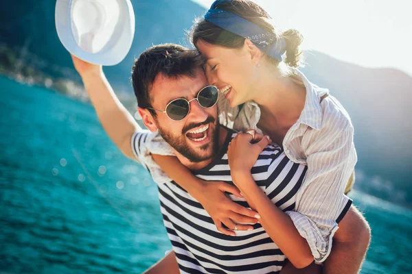 Jovem belo casal turístico desfrutando de férias de verão na se — Fotografia de Stock