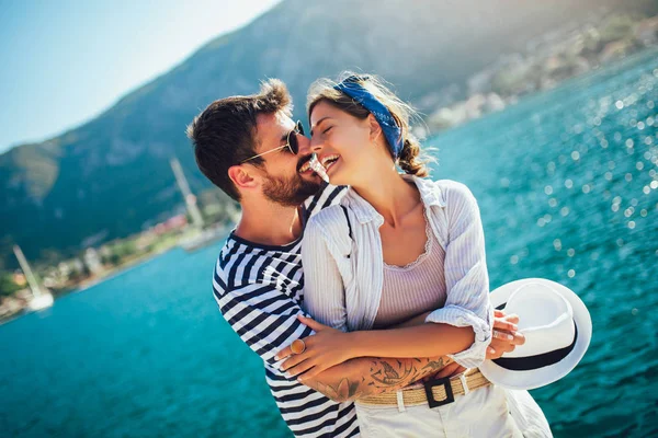 Jovem belo casal turístico desfrutando de férias de verão na se — Fotografia de Stock