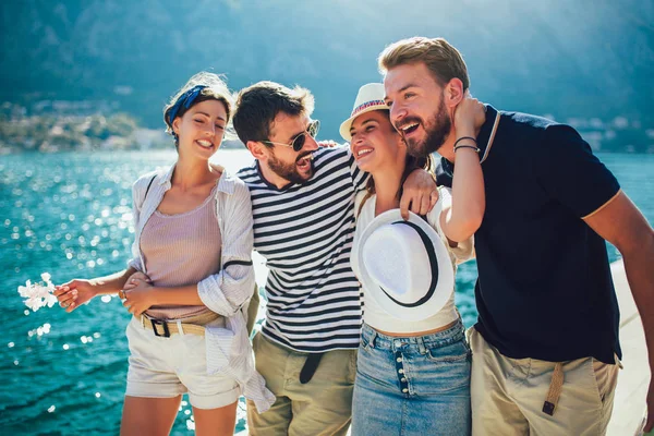 Šťastná skupina turistů cestuje kolem — Stock fotografie