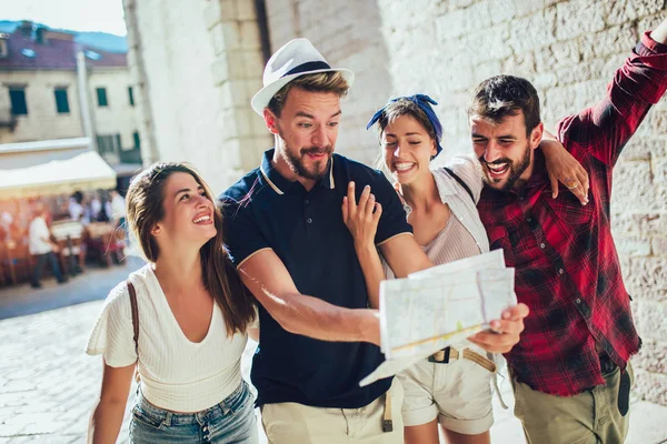 Gelukkig groep toeristen reizen en attracties samen — Stockfoto