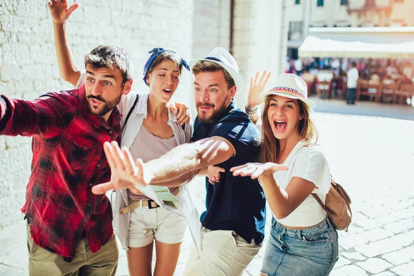 Gelukkig groep toeristen reizen en attracties samen — Stockfoto