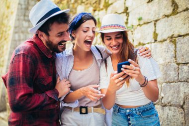 Birlikte seyahat ve gezi mutlu bir grup kullanarak