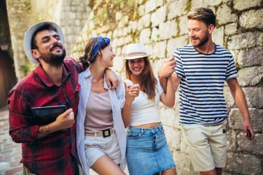 Seyahat ve birlikte gezi turist mutlu grup