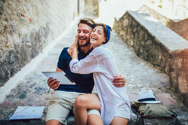 Romantica coppia di turisti seduti sulle scale utilizzando tablet digitale . — Foto Stock