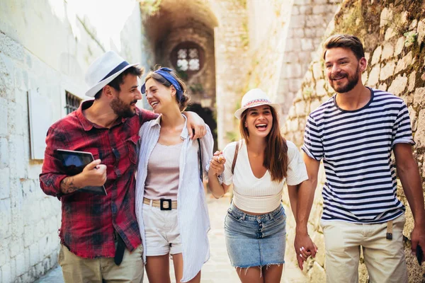 Grupo feliz de turistas que viajan y turismo juntos — Foto de Stock