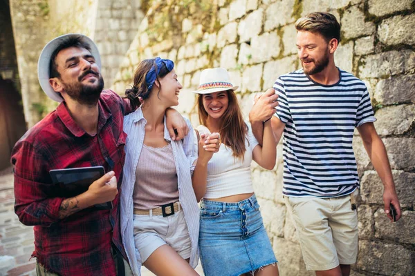 Grupo feliz de turistas que viajan y turismo juntos — Foto de Stock