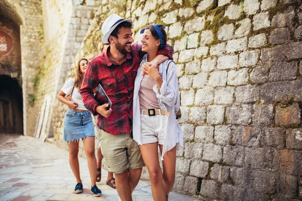 Grupo feliz de turistas que viajan y turismo juntos — Foto de Stock