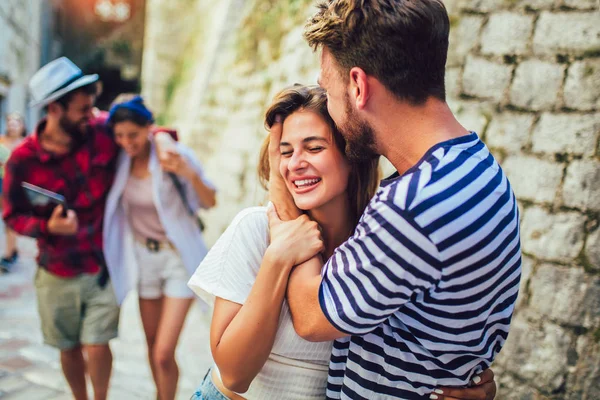 Grupo feliz de turistas que viajan y turismo juntos — Foto de Stock