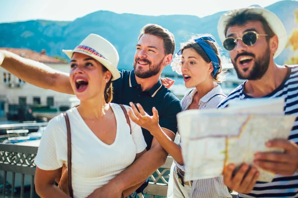 Gelukkig groep toeristen reizen en attracties samen — Stockfoto