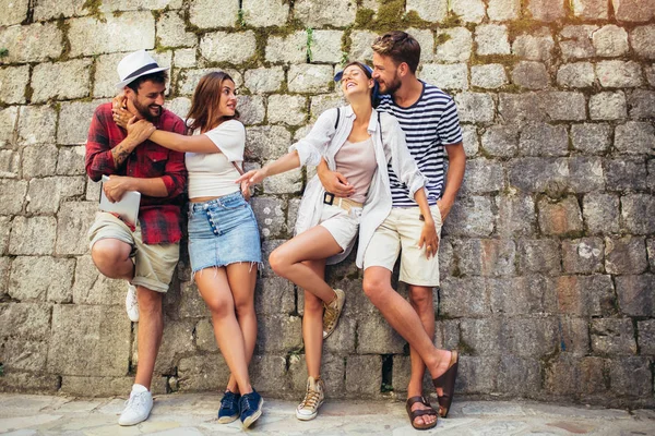 Felice gruppo di turisti che viaggiano e visite turistiche insieme — Foto Stock