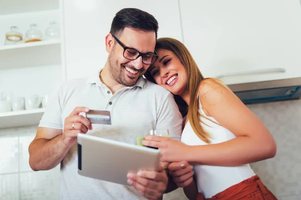 Young couple shopping on internet with tablet — Stock Photo, Image