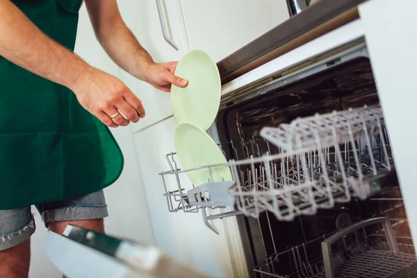 Primer plano de manos masculinas cargando platos sucios al lavado de platos —  Fotos de Stock