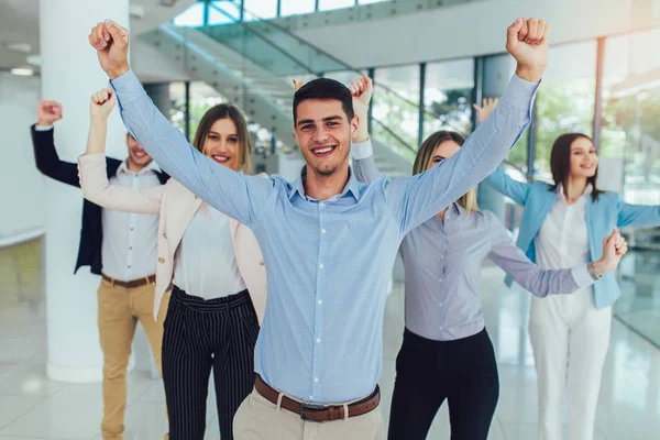 Grupo de gente de negocios feliz y personal de la empresa en offic moderno —  Fotos de Stock