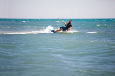 Uçurtma. Dalgalarda uçurtma süren bir adam