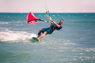 Uçurtma. Dalgalarda uçurtma süren bir adam
