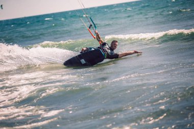 Profesyonel kiter güzel bir sırt zor hile yapar