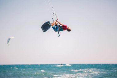 Profesyonel kiter güzel bir sırt zor hile yapar