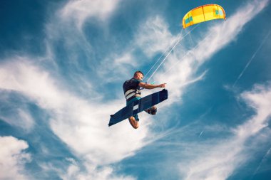 Profesyonel kiter güzel bir sırt zor hile yapar