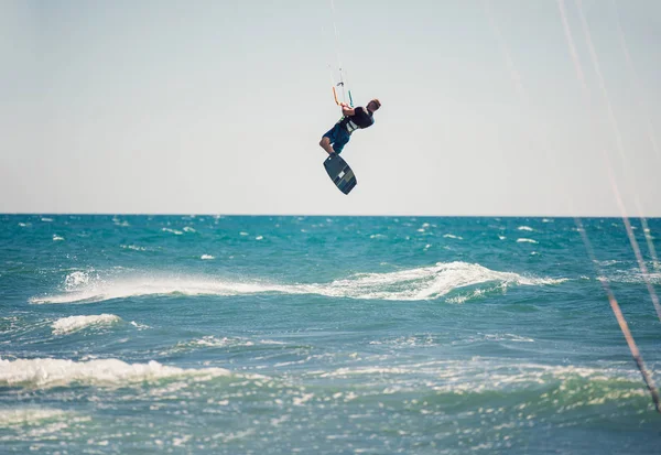 Profi-Kiter macht den schwierigen Trick auf einem schönen Rücken — Stockfoto