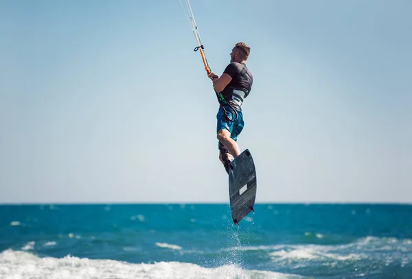 Profi-Kiter macht den schwierigen Trick auf einem schönen Rücken — Stockfoto