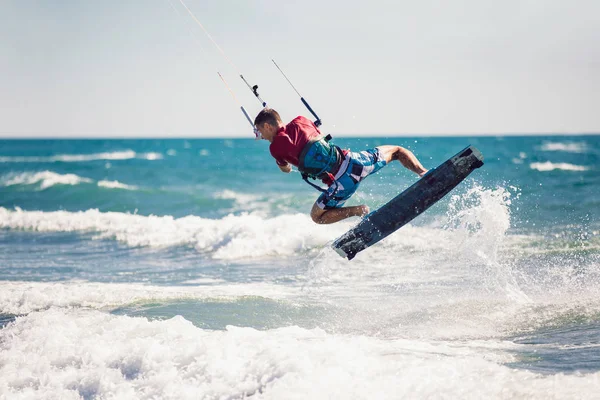 Professional kiter makes the difficult trick on a beautiful back — Stock Photo, Image