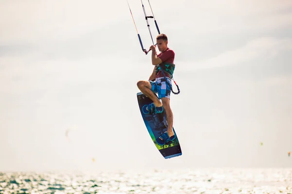 Professional kiter makes the difficult trick on a beautiful back — Stock Photo, Image