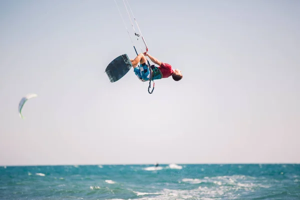 Professional kiter makes the difficult trick on a beautiful back — Stock Photo, Image