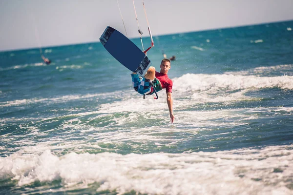 Professional kiter makes the difficult trick on a beautiful back — Stock Photo, Image