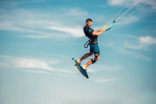Kiter profissional faz o truque difícil em uma bela volta — Fotografia de Stock