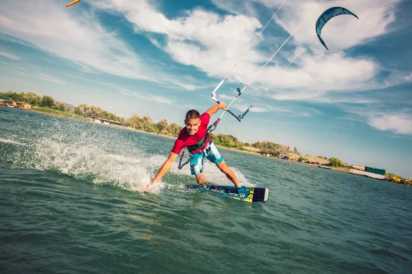 Kiter profissional faz o truque difícil em uma bela volta — Fotografia de Stock