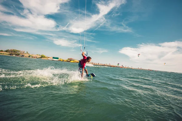 Kiter profesional hace el truco difícil en una hermosa espalda —  Fotos de Stock