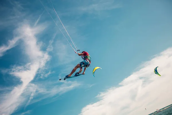 Professionell kiter gör det svåra trick på en vacker rygg — Stockfoto